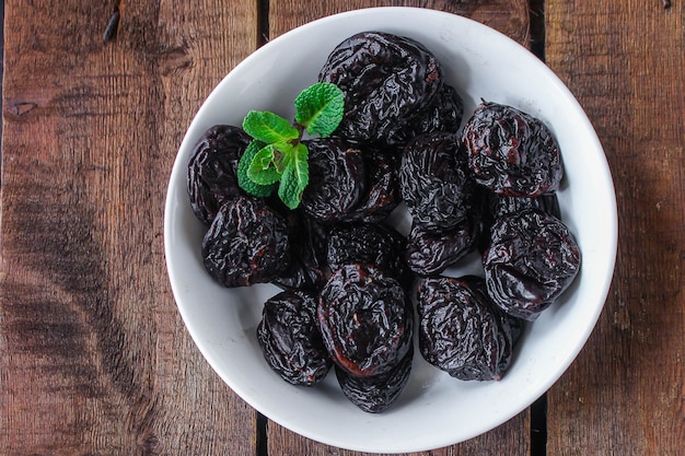 pruneaux, prunes séchées