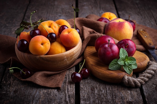 Prunes et abricots sucrés. Mise au point sélective