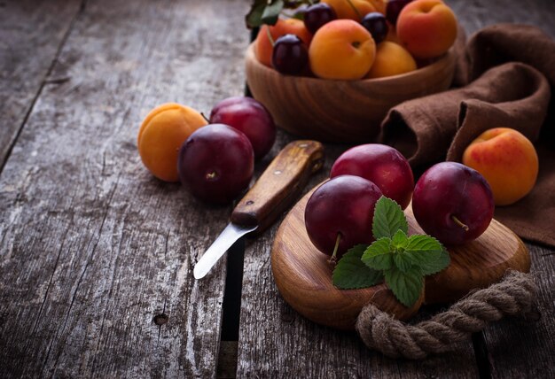 Prunes et abricots sucrés. Mise au point sélective