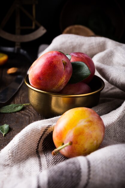 Prunes dans un bol en bronze