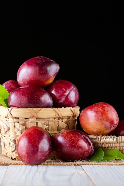 Prunes douces sur fond de bois