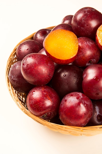 Prunes douces isolées sur la surface blanche. Fruits frais.