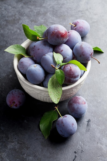 Prunes du jardin dans un bol