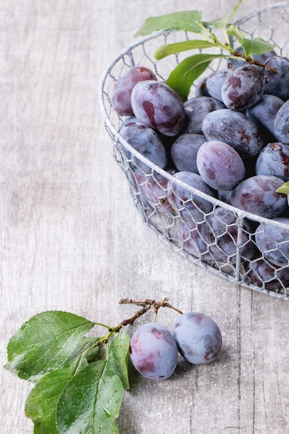 Prunes avec feuilles