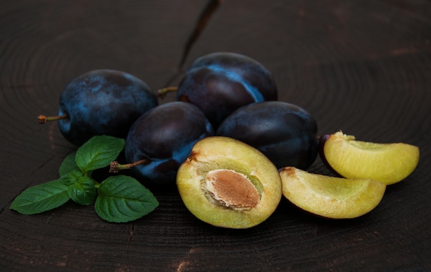 Prunes fraîches aux feuilles vertes