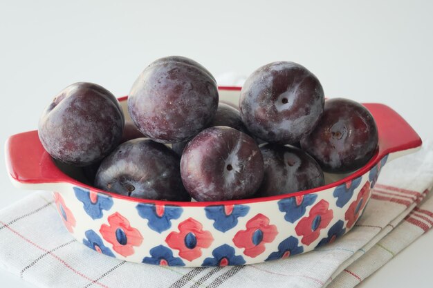 Photo prunes fraîches dans un bol sur la table