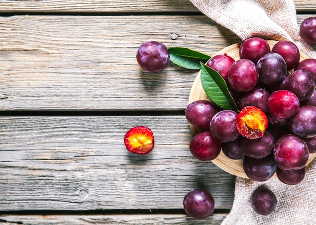 Prunes fraîches avec des feuilles