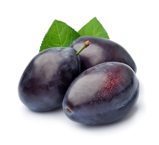 Prunes fraîches avec des feuilles