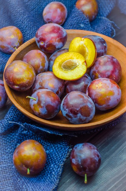 Photo prunes fraîches mûres dans un bol sur la table