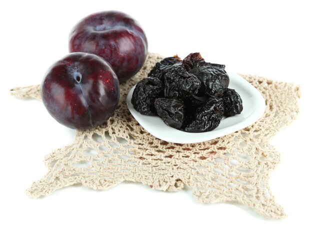 Prunes fraîches et séchées isolées sur blanc