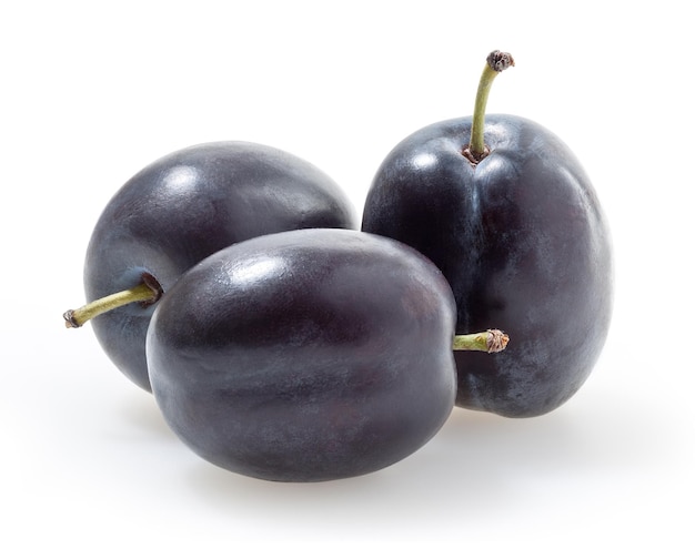 Prunes isolés sur fond blanc avec un tracé de détourage