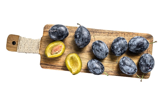 Prunes de jardin sur une planche à découper isolé sur fond blanc