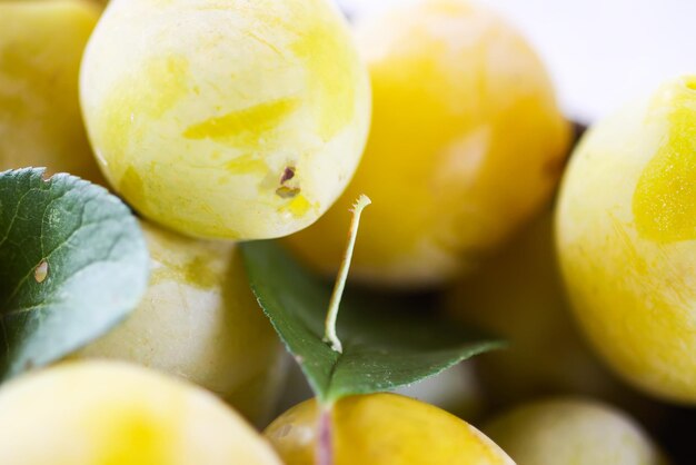 Les prunes jaunes se bouchent. Fruits mûrs sucrés.