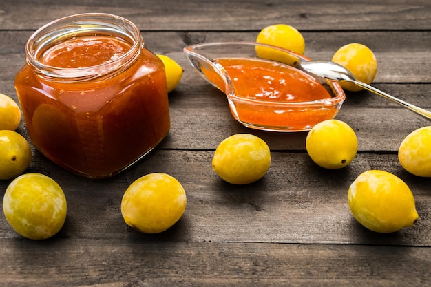 Prunes jaunes sur la table et un pot de confiture de prunes