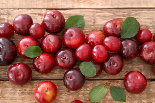 Prunes juteuses mûres sur table en bois