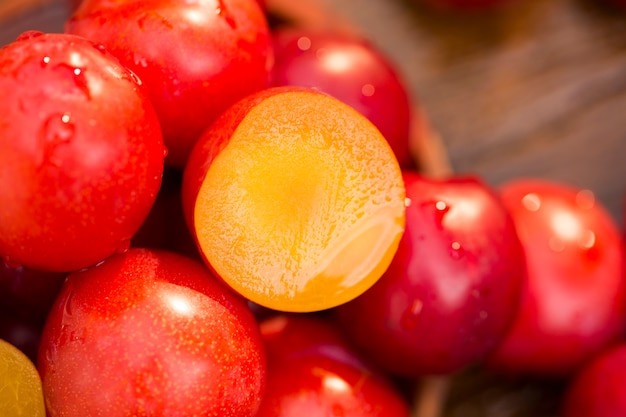 Prunes lumineuses fraîches sur table en bois