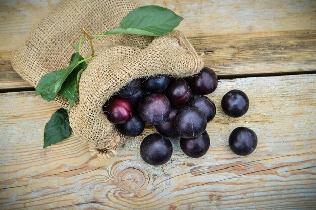 Prunes de maison rouges dans un sac