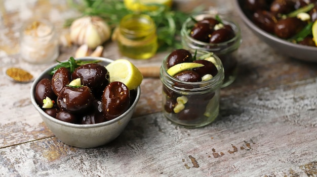 Prunes marinées dans un bol et des pots.