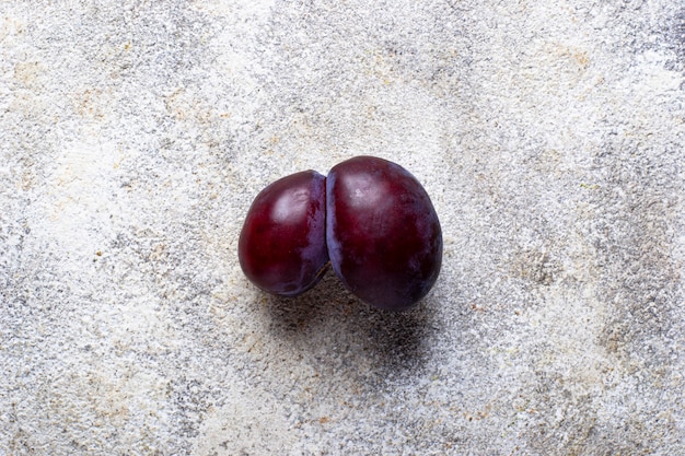 Prunes moches, fruits biologiques anormaux