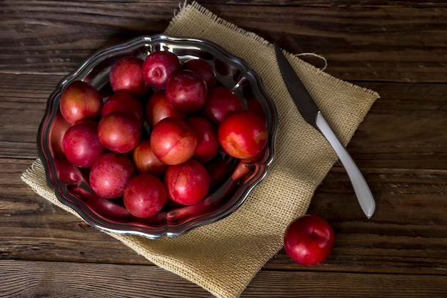 Prunes mûres dans un gros plan de plaque