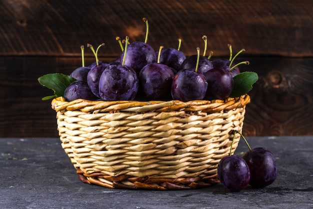 Prunes mûres et juteuses dans un panier