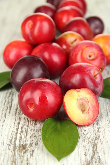 Prunes mûres sur table en bois libre