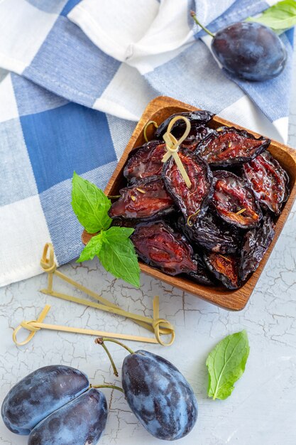 prunes séchées dans un bol en bois