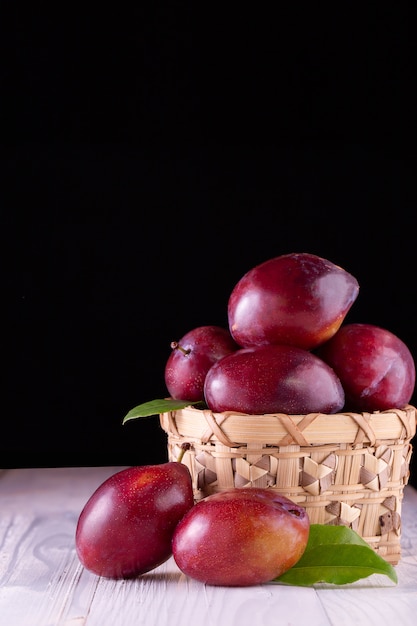 Prunes sucrées sur fond en bois