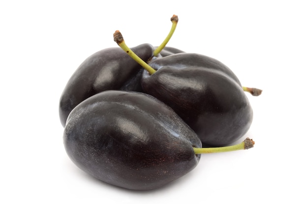 Prunes sur une surface blanche