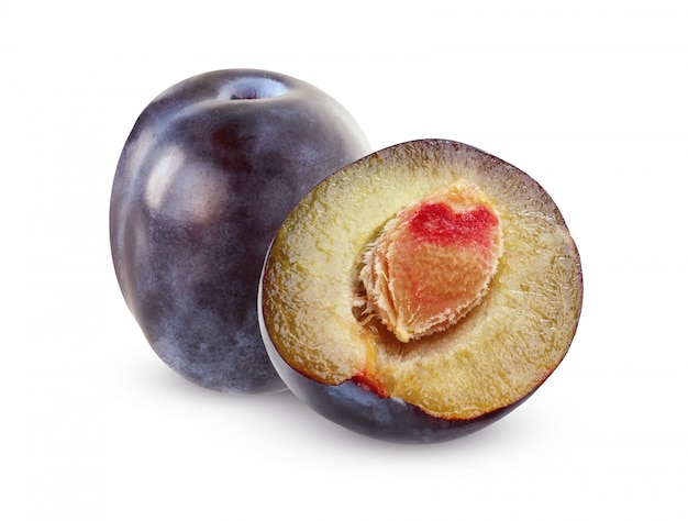 Prunes violettes isolées. Un fruit entier et demi