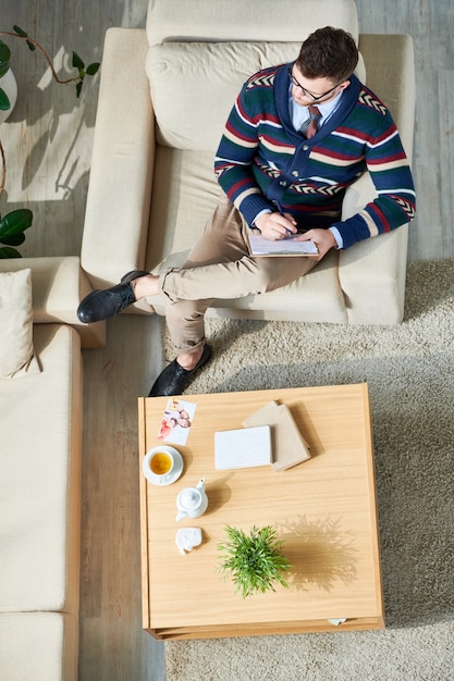 Psychiatre moderne au bureau