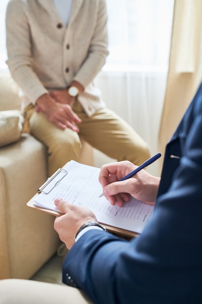 Psychiatre prenant des notes