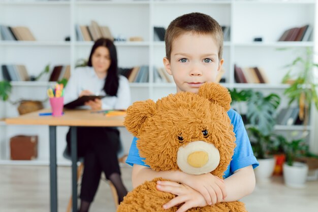 Psychologie de l'enfant, enfant d'âge préscolaire faisant des tests de logique