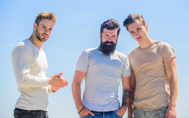 Photo psychologie masculine liens entre les jeunes aide psychologique personnes en dépression hommes debout sur fond de ciel groupe de personnes tristes aller social surmonter les moments difficiles ensemble passer du temps avec des amis