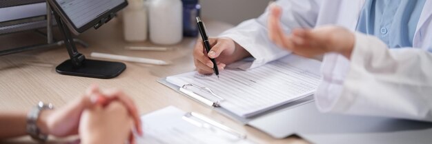 Photo psychologue asiatique femmes écoutant les battements de cœur d'un patient avec un stéthoscope et donnant des conseils sur la thérapie de santé mentale tandis que la patiente souffre de stress et d'anxiété avec un problème de santé psychologique