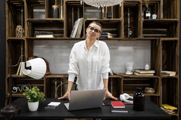 Psychologue au bureau avec un sourire en regardant la caméra au bureau