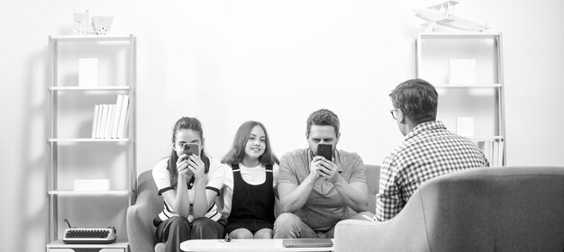 Un psychologue donne une thérapie familiale pour la communication entre papa, maman et fille, accro au téléphone