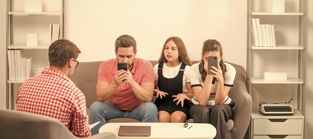 Psychologue familial Psychothérapie avec le père, la mère et l'enfant dépendants du téléphone familial lors d'une thérapie par un psychologue familial