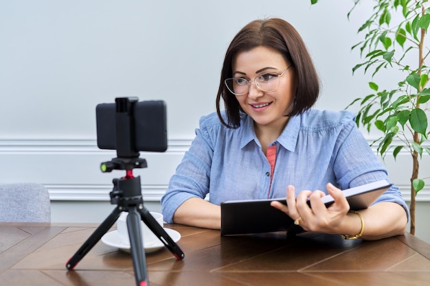 Psychologue mentor enseignante regardant la webcam du conseil de conversation sur smartphone