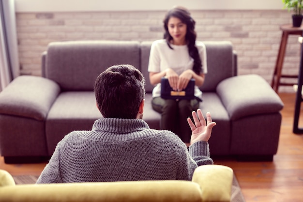 Psychologue professionnel. Bel homme gentil parlant avec son patient tout en ayant une consultation psychologique