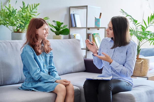 Psychologue professionnelle pour enfants travaillant avec une préadolescente au bureau