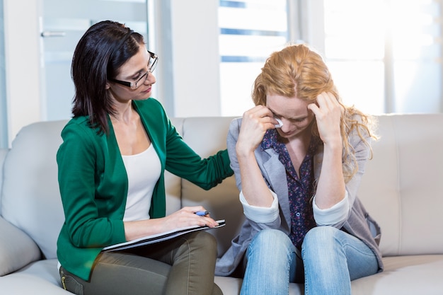 Psychologue réconfortant un patient dépressif