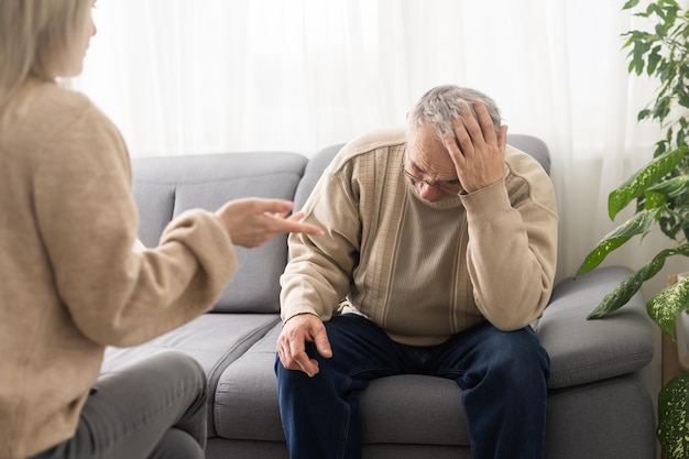 Psychologue soignant console les personnes âgées américaines pour la santé mentale psychologie gériatrique