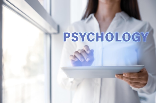 Psychologue travaillant avec une tablette moderne en gros plan de bureau