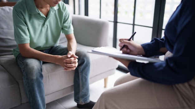 Psychothérapie professionnelle Prendre des notes pendant le rendez-vous Patient discutant de problèmes de santé mentale avec le psychologue santé mentale