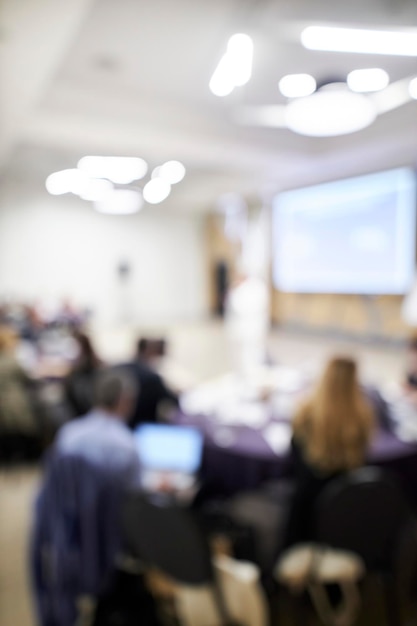 Public défocalisé flou. Flou de conférence d'affaires et présentation dans la salle de conférence.