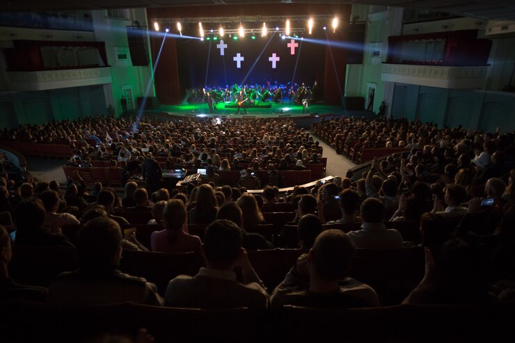 Photo le public regardant le concert sur scène