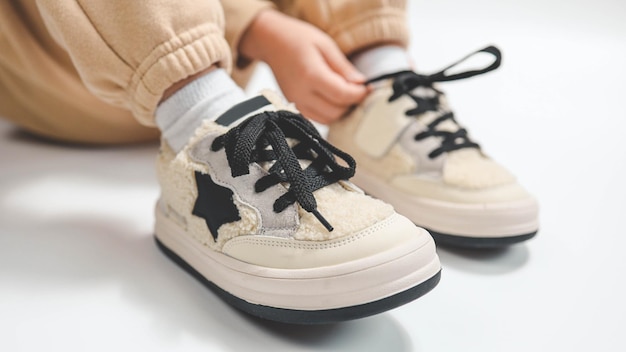 La publicité des baskets à la mode pour enfants