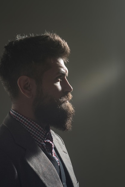 Publicité concept de salon de coiffure silhouette d'homme barbu sérieux dans un style vintage homme pensif dans