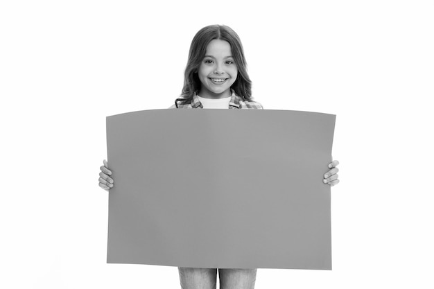 Publicité sur le marché des enfants Fille enfant détient un espace de copie de surface vierge bleu Concept de publicité Enfant jolie fille regardant heureux tout en portant du papier bleu Enfant visage joyeux recommandation sincère